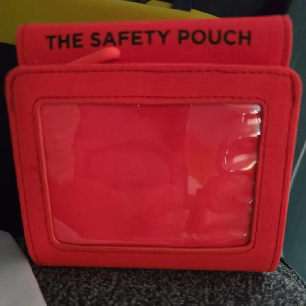 The SAFETY POUCH w/ Window Sign 4.5